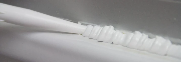 Versiegeln einer Fuge mit Silikon